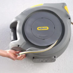 Hozelock Auto Reel 20m - 2401 11 Hozelock Auto Reel 20m - 2401 -Green Garden World 2401 feeder