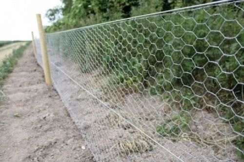 25m Long, 90cm Tall Roll Of Galvanised Chicken Wire Mesh - 50mm Mesh Size 5 25m Long, 90cm Tall Roll Of Galvanised Chicken Wire Mesh - 50mm Mesh Size - Image 3