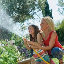 Hozelock Superhoze Expandable Garden Hose - 30m - 8230 13 Hozelock Superhoze Expandable Garden Hose - 30m - 8230 -Green Garden World superhoze play